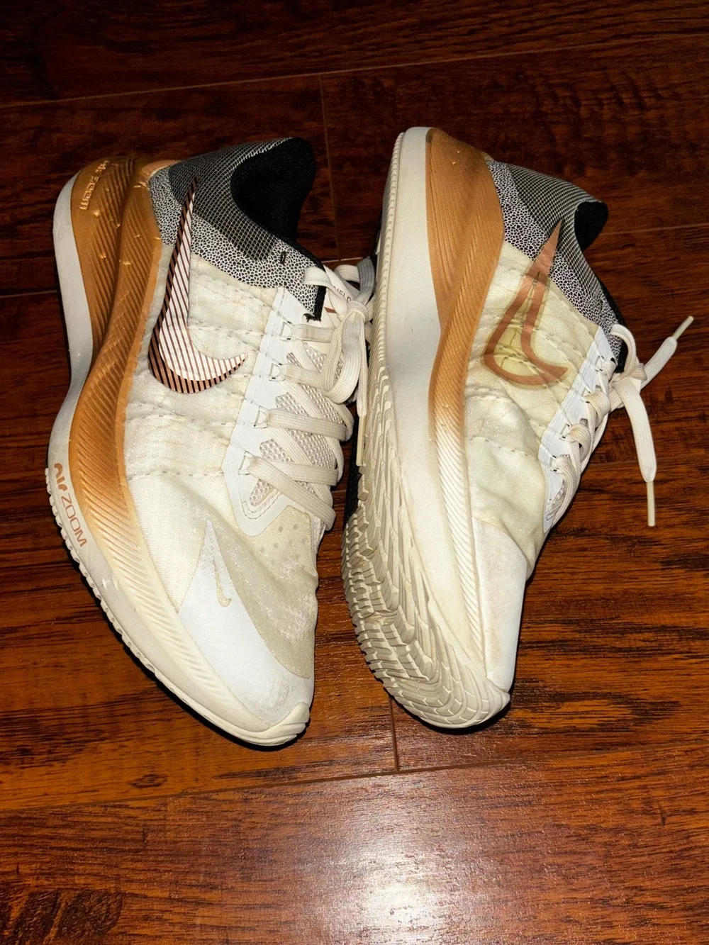 Nike Air Zoom Winflo 8 Premium Running Shoes Sail Metallic Copper Coin Sneakers